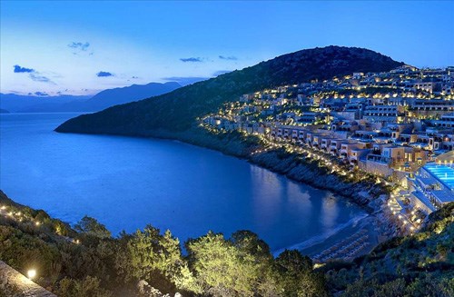 Daios Cove Luxury Resort & Villas 5* завоевал две высшие туристические награды