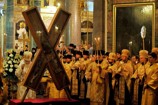 Сегодня крест Андрея Первозванного из Санкт-Петербурга отбудет в Москву  