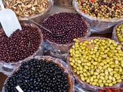 25_mixed-olives-in-market