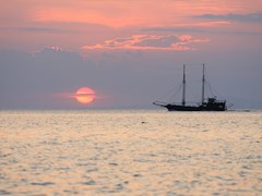 Sailboat-during-sunset-above-the-sea-in-Neos-Marmaras-Greece