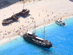 Пляж Навагио с туристами и кораблекрушением, Закинф, Греция