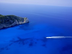 Моторная лодка и скалы, Закинф, Греция