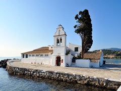 Маленькая церковь на острове Корфу Греция