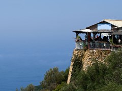 Греческая таверна на острове Корфу расположенна на скале
