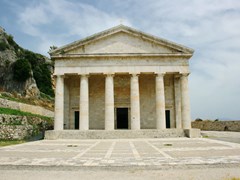 Церковь Агиос Георгиос на старом Корфу построен в древнем греческом стиле