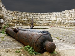 Орудия в старой крепости Корфу, Греции