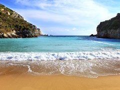 Вид пляжа Палеокастритса на острове Корфу, Греция