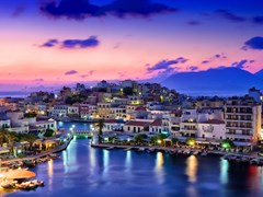 19_Agios-Nikolaos.-Agios-Nikolaos-is-a-picturesque-town-in-the-eastern-part-of-the-island-Crete-built-on-the-northwest-side-of-the-peaceful-bay-of-Mirabello.