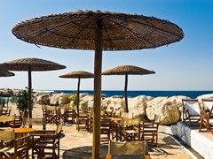14_Welcoming-beach-cafe-with-straw-parasols.-Samos-Island,-Greece