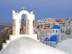 21_Blue-dome-churches-in-Oia,-Santorini,-Greece