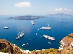 36_Cruise-ships-in-Thira,-Santorini-island,-Greece