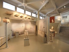 26_Visiting-roman-sculptures-exhibition-trought-rooms-of-Archelogical-Museum-Thassos-Greece.