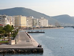 01_The-waterfront-of-the-city-of-Chalkida-(Evia-island,-Greece),-with-its-famous-straights