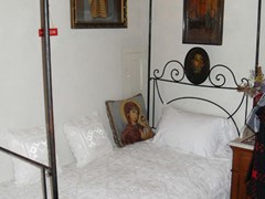 Кровать святителя. Троицкий монастырь. Эгина