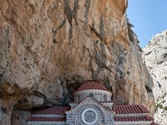 Маленькая церковь в скале на Крите