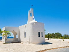 Маленькая церквушка на острове Самос