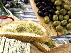 Поджаренный хлеб со специями и оливковым маслом