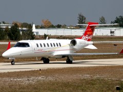 Взлёт самолёта Learjet - 45