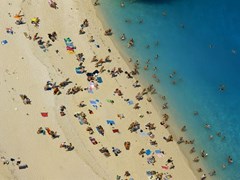 люди на пляже кораблекрушения на острове Закинф, Греция