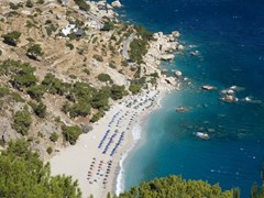 Карпатос - пляж Апелла в сентябре. Пляж находится в живописной бухте и имеет прекрасный белый песок и синее чистое море - Греция