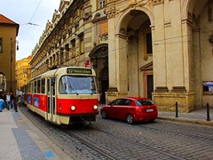 Трамвай на улице Праги