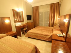 Mallas Hotel: Triple Room - photo 17