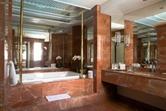 Annabelle Hotel: Suite Bathroom - photo 50