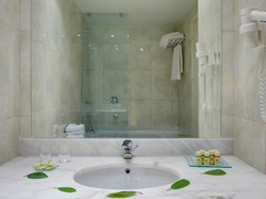 Olympian Bay Holiday Club: Bathroom - photo 12