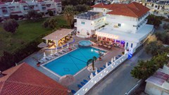 Tinas Plus Hotel - photo 5