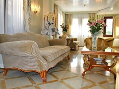 Carlton Capri Hotel - photo 3