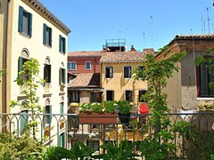 Carlton Capri Hotel - photo 2