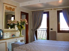Carlton Capri Hotel - photo 9