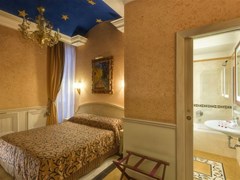 Bolivar Hotel - photo 10