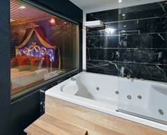Camelot Boutique Hotel: King Arthur bathroom - photo 20