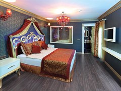 Camelot Boutique Hotel: King Arthur room - photo 17
