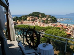 Vis a Vis Hotel - photo 1