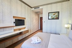 Boulevard Side Hotel - photo 3