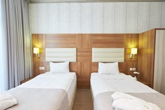 Boulevard Side Hotel - photo 18