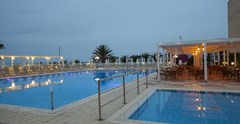 Queen's Bay Hotel - photo 3