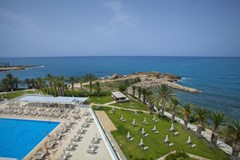 Queen's Bay Hotel - photo 2