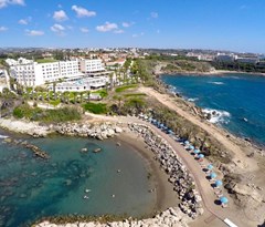 Queen's Bay Hotel - photo 1
