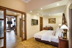 Iron Gate Hotel and Suites - photo 3