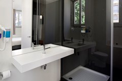 Lisbon Serviced Apartments - Ascensor da Bica - photo 4