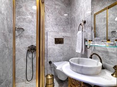 White Monarch Hotel: Room - photo 38