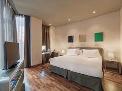 H10 Casanova: Room SUITE CAPACITY 3 - photo 58