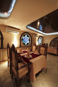 Ryan Johnson: Restaurant - photo 1