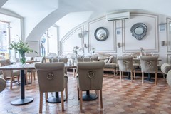 Aston: Restaurant - photo 8