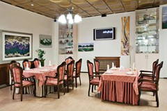 Russ: Restaurant - photo 6