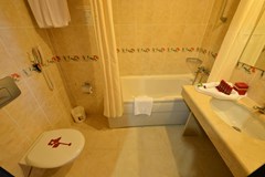 Cesars Resort Hotel Side: Ванная комната в номере в корпусе Анекс - photo 17