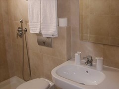 International Hotel: Bathroom - photo 8
